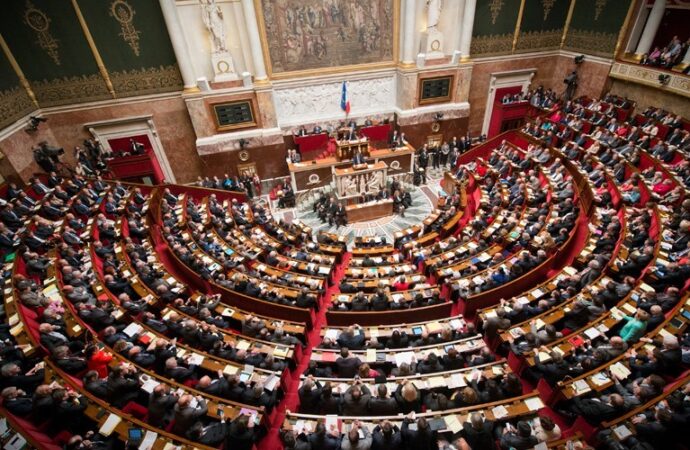 Francia, assemblea nazionale approva sospensione riforma pensione