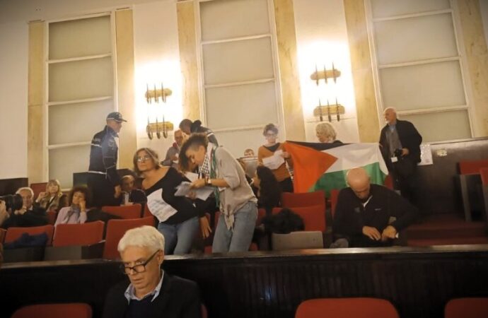 Milano, protesta in Consiglio comunale contro gemellaggio con Tel Aviv