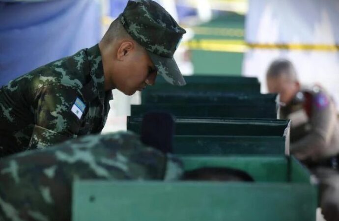 Thailandia, venti di guerra con la Cambogia, attacchi aerei al confine