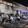 Pomezia: incendio in un’azienda di generi alimentari, in fiamme nove furgoni