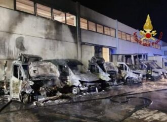 Pomezia: incendio in un’azienda di generi alimentari, in fiamme nove furgoni