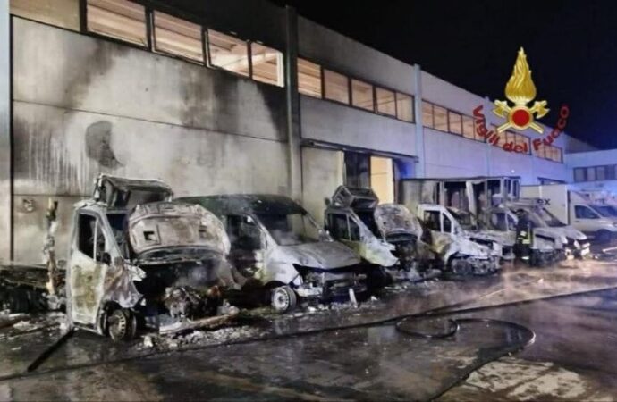 Pomezia: incendio in un’azienda di generi alimentari, in fiamme nove furgoni