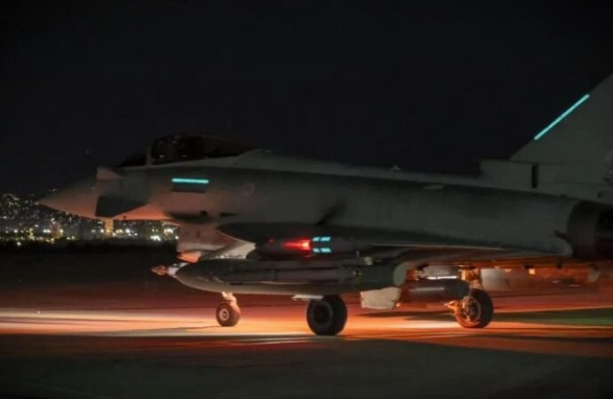 Siria, raid franco-britannica contro strutture Isis vicino Palmira