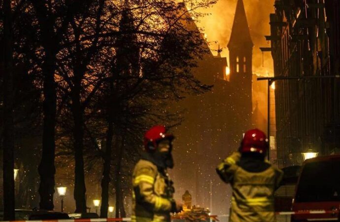 Paesi Bassi, brucia chiesa ad Amsterdam, crolla il campanile