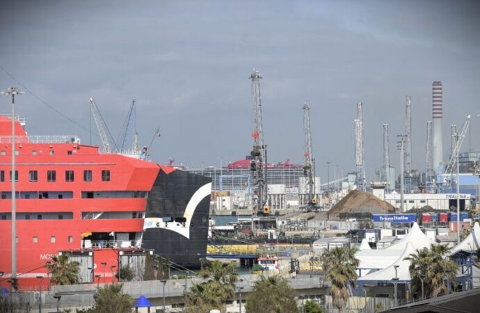 Roma: fermate due navi mercantili a Civitavecchia, gravi irregolarità a bordo