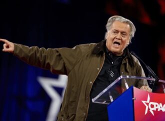 “Faremo cadere Papa Francesco”, il piano di Bannon nelle mail a Epstein