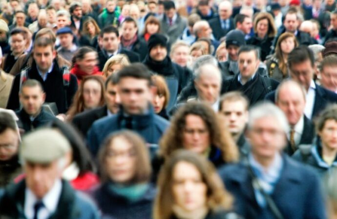 Italia, entrano nel paniere Istat uniformi scolastiche, antifurti casa e software