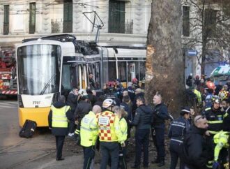 Milano, tram deraglia in centro: due morti e 48 feriti
