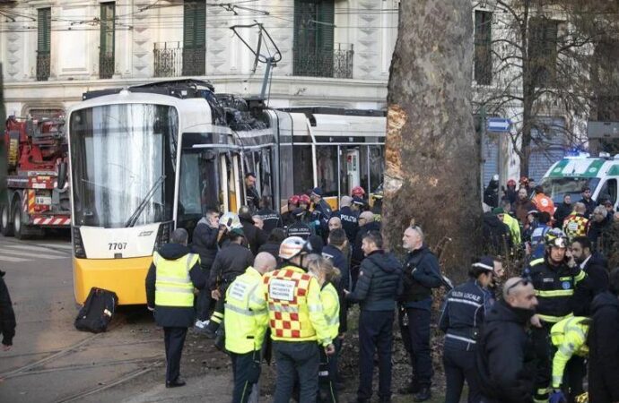 Milano, tram deraglia in centro: due morti e 48 feriti