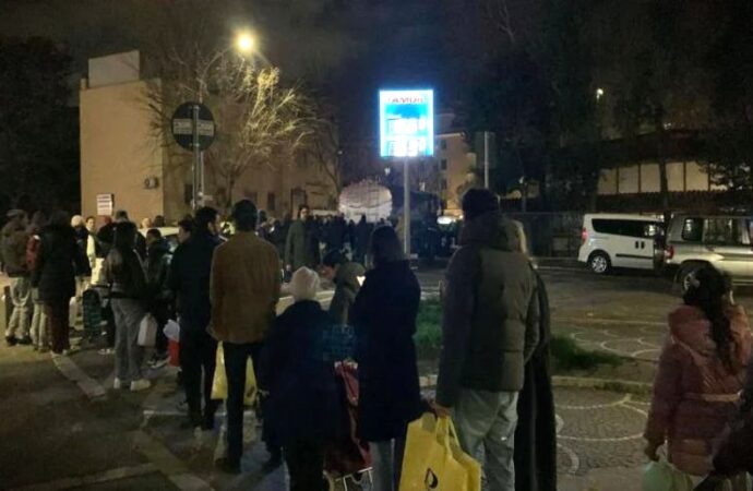 Roma, quartieri est senza acqua: lunghe file alle autobotti