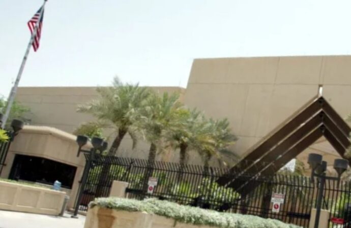 Ambasciata Usa a Riyadh e porto dell’Oman colpiti da droni