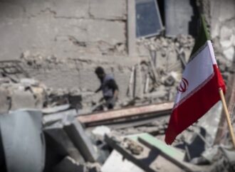 Iran, “da Hormuz non passerà neanche un litro di petrolio Usa”. Colpite navi cargo