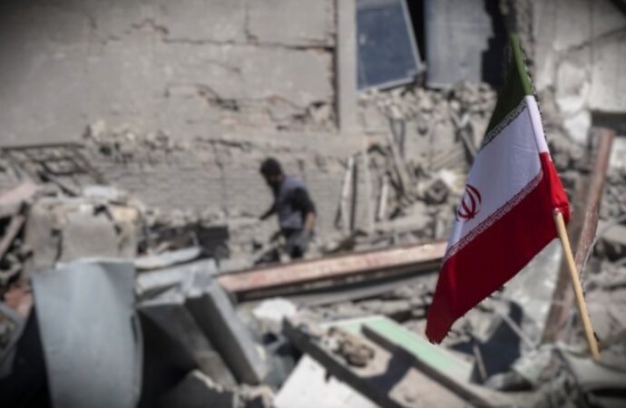 Iran, “da Hormuz non passerà neanche un litro di petrolio Usa”. Colpite navi cargo