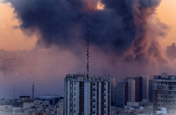 Trump, colpiremo molto duramente. Pezeshkian: “Stop ai raid nel Golfo”