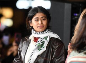 Parigi, l’eurodeputata Rima Hassan è stata fermata per apologia del terrorismo