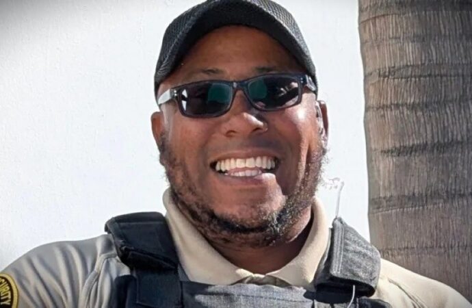 San Diego, padre di otto figli ucciso in moschea è ricordato come un eroe