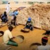 Sudan, l’oro della guerra: migliaia di minatori lavorano senza protezioni tra crolli e mercurio