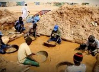 Sudan, l’oro della guerra: migliaia di minatori lavorano senza protezioni tra crolli e mercurio