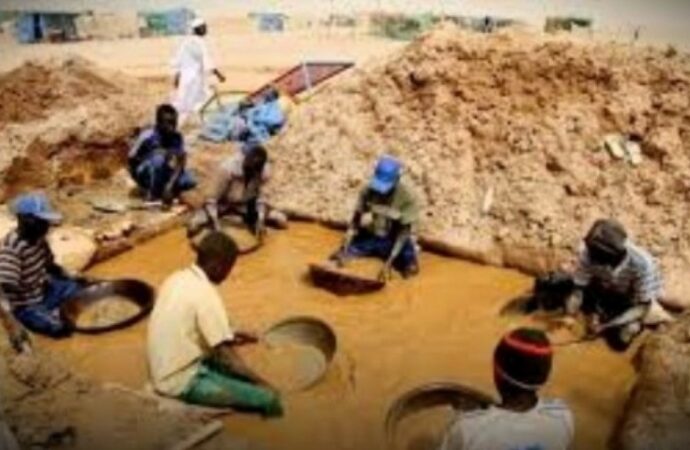 Sudan, l’oro della guerra: migliaia di minatori lavorano senza protezioni tra crolli e mercurio