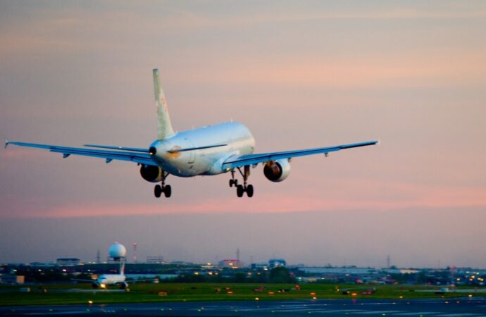 Trasporto aereo, compagnie meno 2 milioni di posti a maggio per crisi carburante