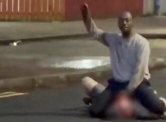 Belfast, tenta di decapitare un uomo in strada, arrestato