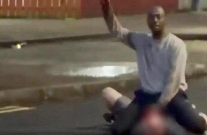 Belfast, tenta di decapitare un uomo in strada, arrestato