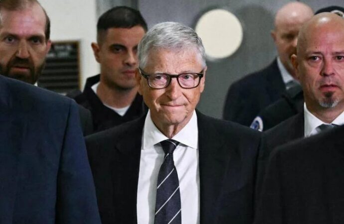 Caso Epstein, Bill Gates testimonia a porte chiuse: “Grave errore incontrarlo”