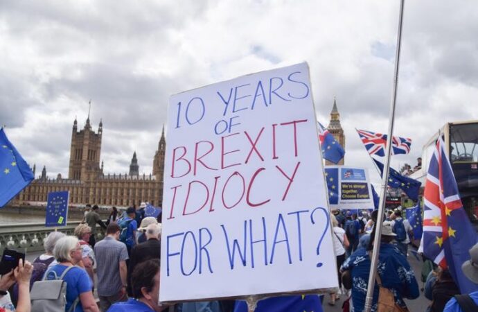 Brexit, 10 anni fa la notte dello strappo: il Leave vince e l’Ue perde 66 milioni di cittadini