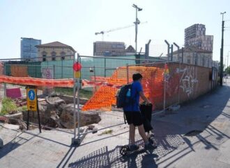 Milano, operai sfruttati in cantiere: il manager della Caddell fermato in aeroporto a Bergamo