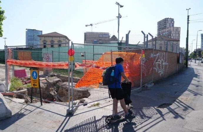 Milano, operai sfruttati in cantiere: il manager della Caddell fermato in aeroporto a Bergamo