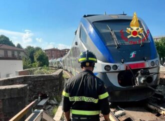 Treno regionale esce dai binari nel Fiorentino, evacuati i passeggeri