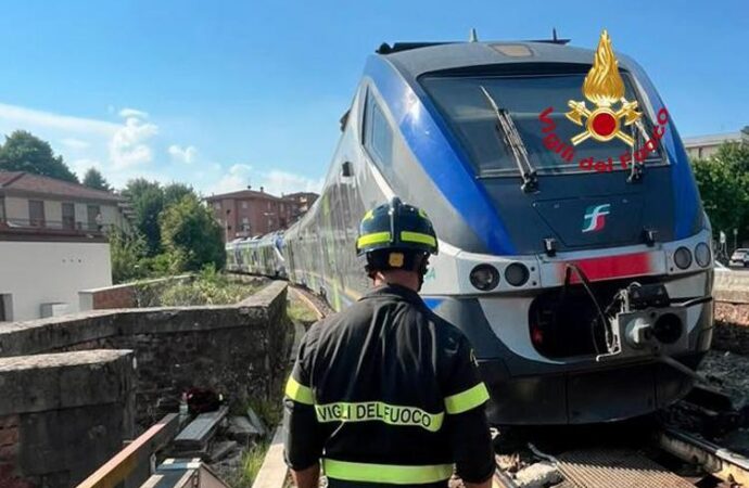 Treno regionale esce dai binari nel Fiorentino, evacuati i passeggeri