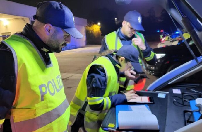 Incidenti, l’appello della Polstrada ai giovani: “Strada non è videogame, non bevete e andate piano”