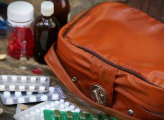 Farmaci in valigia, quali portare con sé in vacanza e come conservarli correttamente