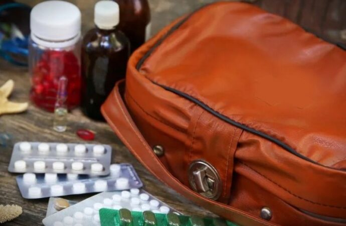Farmaci in valigia, quali portare con sé in vacanza e come conservarli correttamente