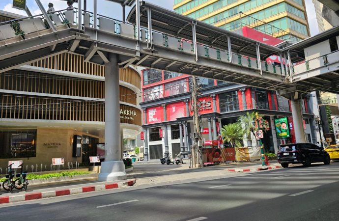 Bangkok, studenti italiani in metro: il video virale e le scuse dell’ambasciata