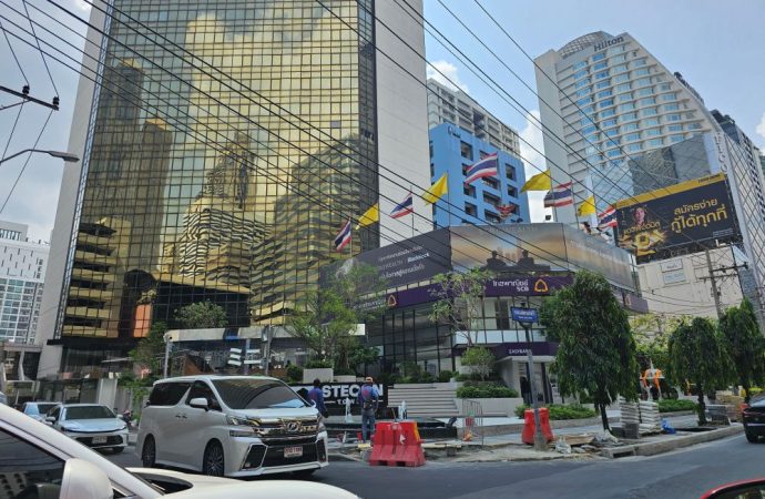 Incendio in un pub a Bangkok: 28 morti e 70 feriti, indagini sulle vie di fuga