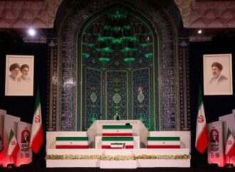 Iran, la bara di Khamenei esposta nella Grande Moschea di Khomeini