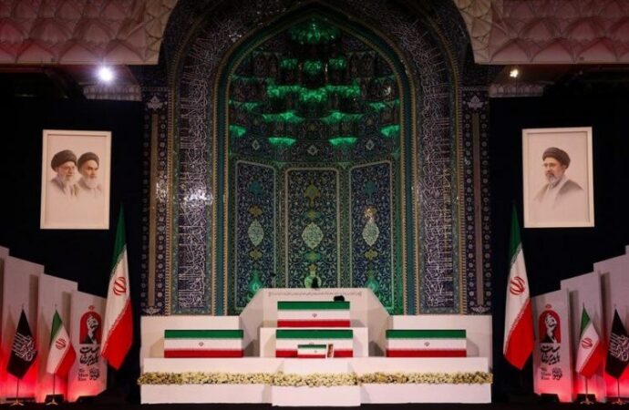 Iran, la bara di Khamenei esposta nella Grande Moschea di Khomeini