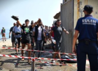 Migliaia di persone dal Marocco hanno attraversato il confine spagnolo a Ceuta