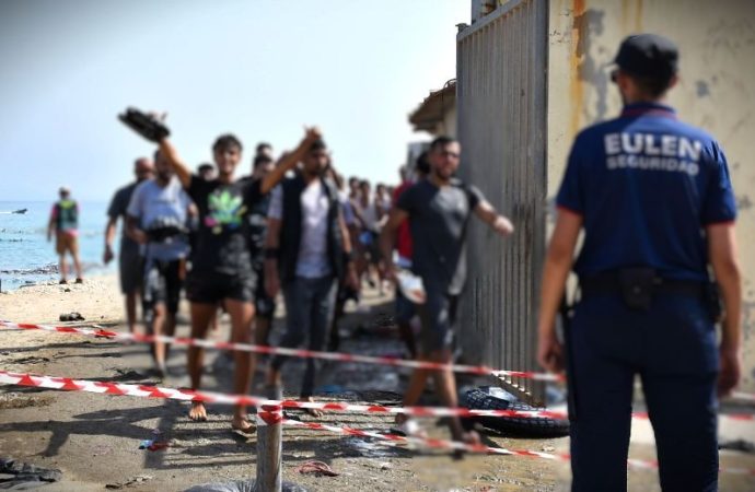 Migliaia di persone dal Marocco hanno attraversato il confine spagnolo a Ceuta