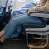 Lunghi viaggi in aereo? Guai a togliere le scarpe: i consigli anti trombosi