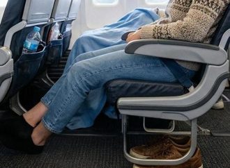 Lunghi viaggi in aereo? Guai a togliere le scarpe: i consigli anti trombosi