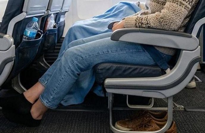 Lunghi viaggi in aereo? Guai a togliere le scarpe: i consigli anti trombosi