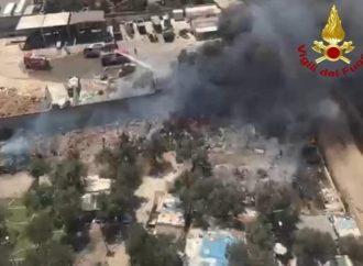 Bari, vasto incendio al campo rom: baracche distrutte, 80 evacuati