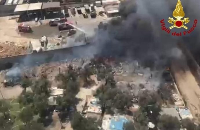 Bari, vasto incendio al campo rom: baracche distrutte, 80 evacuati