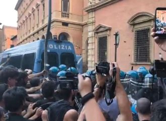 Fakir, morto ammanettato a Bologna coro “assassini” e scontri tra agenti e corteo