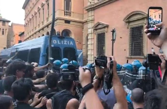 Fakir, morto ammanettato a Bologna coro “assassini” e scontri tra agenti e corteo