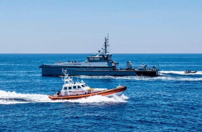 Brescia: operazione internazionale antidroga, sequestrato gommone con 2,6 tonnellate di cocaina