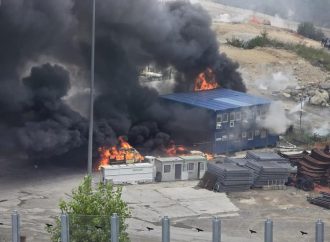 No Tav, assalto al cantiere in Val di Susa: bruciate 2 camionette dei carabinieri. Chiusa A32